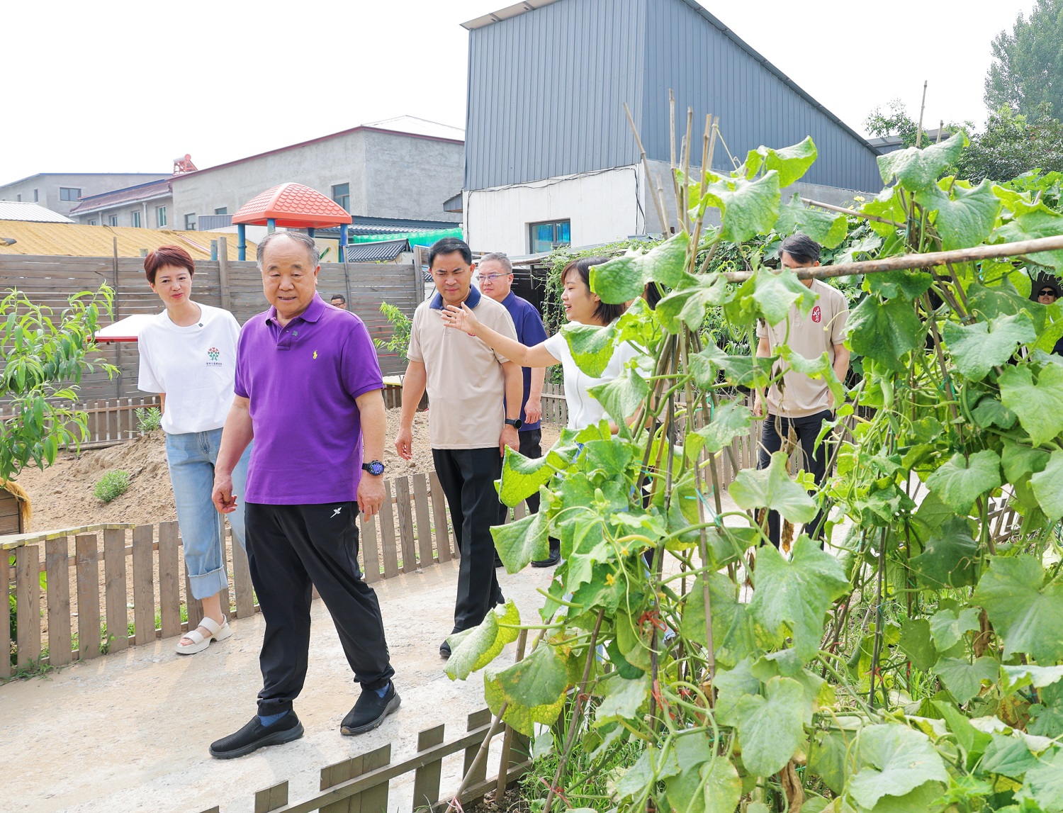 莫言进入“小葵花庄园”参观.jpg